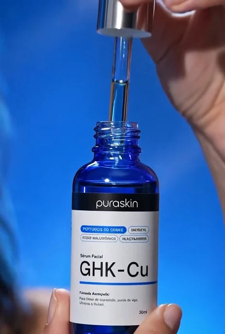 Conta-gotas sendo retirado do frasco GHK-Cu
