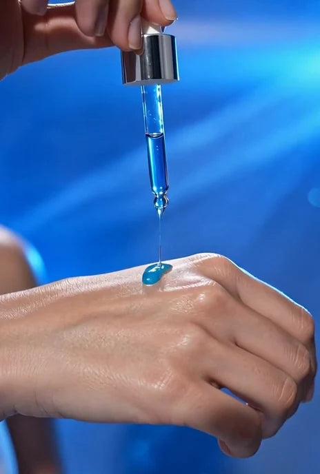 Textura azul do sérum aplicada sobre a mão